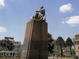 Statues in Nairobi_3